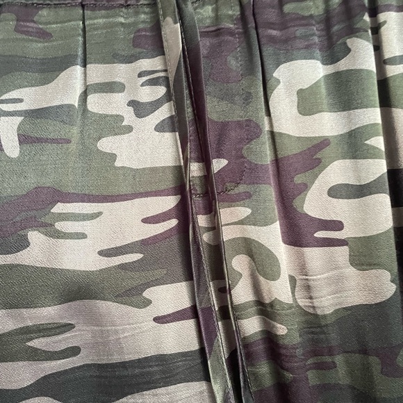Sanctuary size small, camo joggers. - Picture 5 of 5